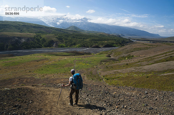 Wanderin bewundert Blick auf Vulkan Eyjafjallajökull und Gletscherfluss _röng·  Thrönga  am Wanderweg Laugavegur  Emstrur-_Ûrsmörk  Thorsmörk  Hochland  Island  Europa