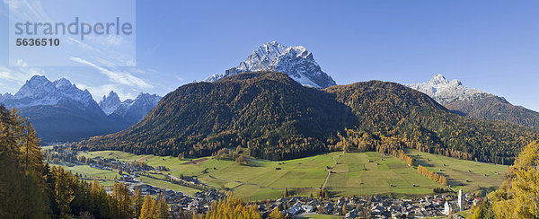 Blick auf Ort Sexten mit Sextner Sonnenuhr Punta dei Tre Scarperi oder Dreischusterspitze und Croda dei Baranci oder Birkenkofel  Südtirol  Italien  Europa