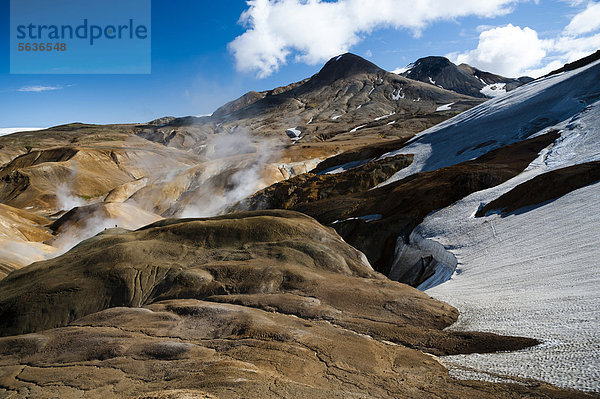 Heiße Quellen und mit Schnee bedeckte Rhyolith-Berge  Hochthermalgebiet Hveradalir  Kerlingarfjöll  Hochland  Island  Europa