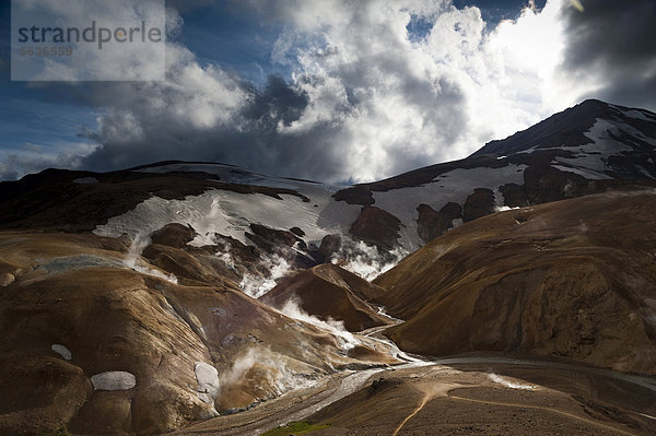 Heiße Quellen und mit Schnee bedeckte Rhyolith-Berge  Hochthermalgebiet Hveradalir  Kerlingarfjöll  Hochland  Island  Europa