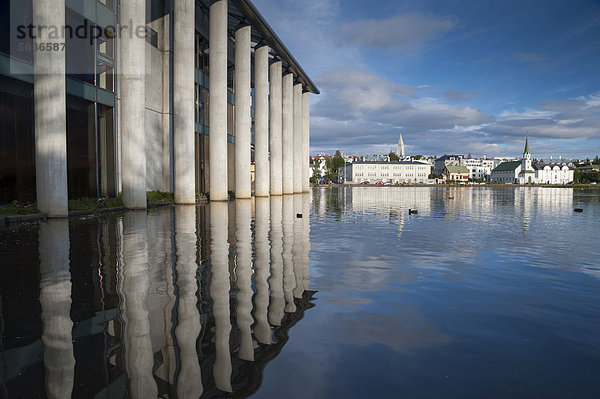 Rathaus  R·_h_s  ReykjavÌkur am See Tjörnin  hinten die Kirchen FrÌkirkja und HallgrÌmskirkja  ReykjavÌk  Island  Europa