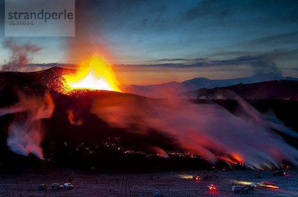 Menschen und Super-Jeeps am Lavastrom bei der Eruption des Vulkans Fimmvör_uh·ls  Fimmvörduhals  zwischen M_rdalsjökull und Eyjafjallajökull  Hochland  Island  Europa
