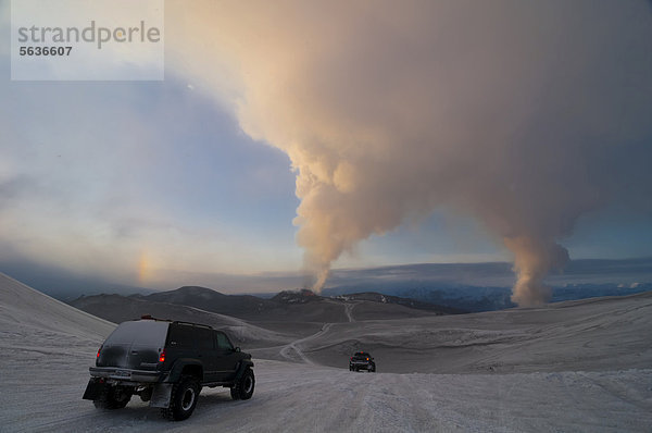 Mit Super-Jeeps unterwegs zur Eruption des Vulkans Fimmvör_uh·ls  Fimmvörduhals  Blick vom Gletscher M_rdalsjökull  zwischen M_rdalsjökull und Eyjafjallajökull  Hochland  Island  Europa