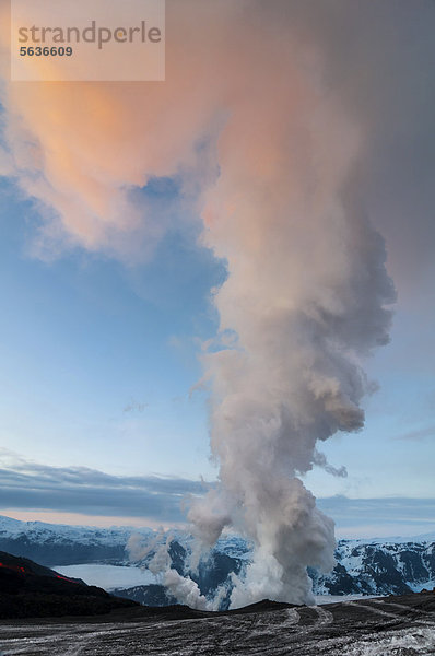 Blick auf die Vulkanwolke oder Aschewolke bei der Eruption des Vulkans Fimmvör_uh·ls  Fimmvörduhals  Blick vom Gletscher M_rdalsjökull  zwischen M_rdalsjökull und Eyjafjallajökull  Hochland  Island  Europa