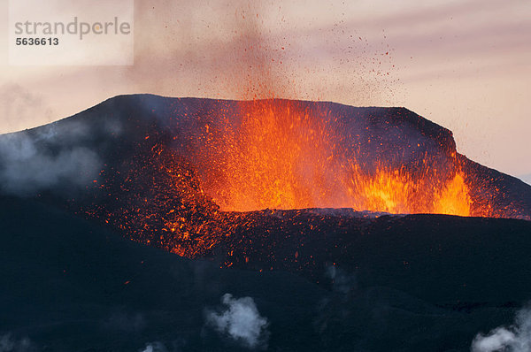 Eruption des Vulkans Fimmvör_uh·ls  Fimmvörduhals  zwischen M_rdalsjökull und Eyjafjallajökull  Hochland  Island  Europa