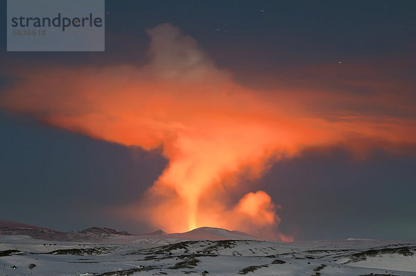 Blick auf die Vulkanwolke oder Aschewolke bei der Eruption des Vulkans Fimmvör_uh·ls  Fimmvörduhals  Blick vom Gletscher M_rdalsjökull  zwischen M_rdalsjökull und Eyjafjallajökull  Hochland  Island  Europa