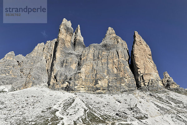 Drei Zinnen im Hochpustertal  aus Richtung Dreizinnenhütte  Sexten  Sextener Dolomiten  Südtirol  Italien  Europa