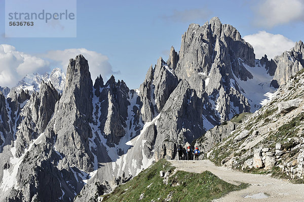 Wanderer  Bergpanorama Richtung Süden im Hochpustertal  Sexten  Dolomiten  Südtirol  Italien  Europa