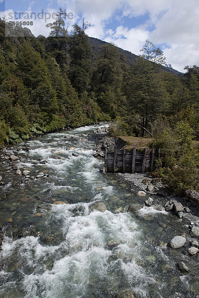 Historische alte Holzbrücke an einem reißendem Bergbach in den patagonischen Anden  Carretera Austral  Ruta CH7  Panamericana Highway  Region de los Lagos  Chile  Südamerika  Amerika