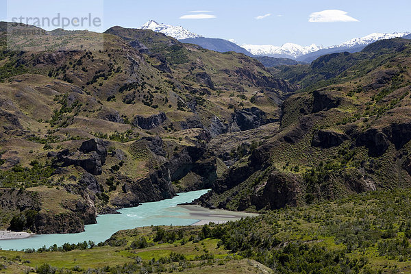 Der leuchtend blaue Gletscherfluss Rio Baker an der Carretera Austral  Ruta CH7  Panamericana Highway  Cochrane  Region de Aysen  Patagonien  Chile  Südamerika  Amerika