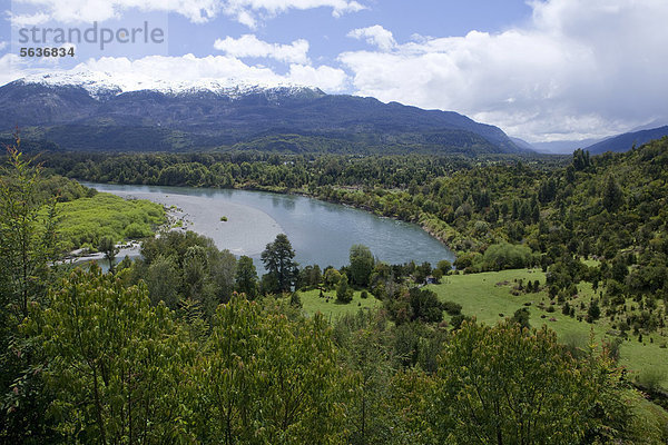 Blick auf den blauen Gletscherfluss Rio Palena an der Carretera Austral  Ruta CH7  Panamericana Highway  Region de Aysen  Patagonien  Chile  Südamerika  Amerika