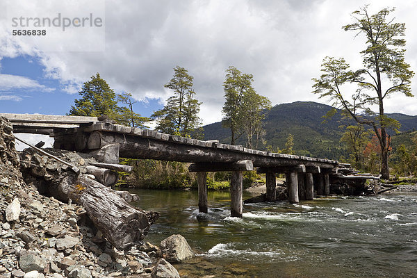Historische Holzbrücke an dem Gletscherfluss Rio Palena  Carretera Austral  Ruta CH7  Panamericana  Highway  Region de Aysen  Patagonien  Chile  Südamerika  Amerika