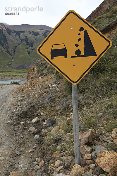 Straßenschild Vorsicht Steinschlag  Nationalpark Los Glaciares  Chalten  Santa Cruz  Patagonien  Argentinien  Südamerika  Amerika