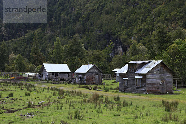 Traditionelle chilenische Holzhütten auf einer grünen Wiese an der Carretera Austral  Ruta CH7  Panamericana Highway  Region de Aysen  Patagonien  Chile  Südamerika  Amerika