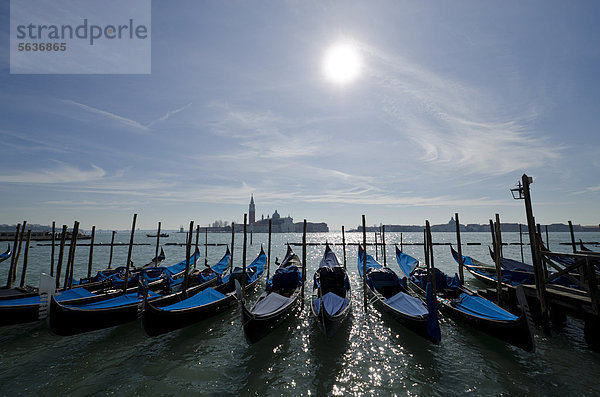 Europa warten Tourist Quadrat Quadrate quadratisch quadratisches quadratischer Kai Gondel Gondola Venetien Langensee Lago Maggiore Italien Venedig