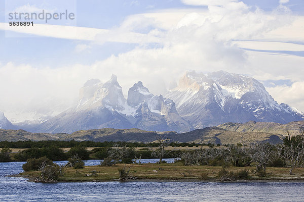 Blick auf die Granitberge Cuernos del Paine im Nationalpark Torres del Paine vom Ufer eines Gletscherflusses  Lago del Torro  Thyndal  Region Magallanes Antartica  Patagonien  Chile  Südamerika  Amerika