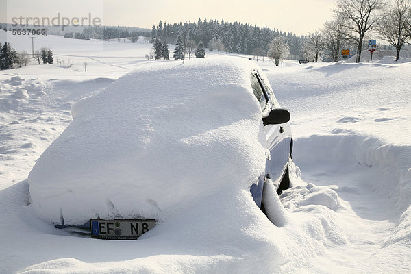 Eingeschneites Auto  Wintersportort Frauenwald  Thüringer Wald  Thüringen  Deutschland  Europa