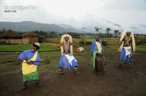 Traditionelle Tänzer bei einer Folklore-Veranstaltung in einem Dorf ehemaliger Jäger bei der Ortschaft Kinigi am Rande des Parc National des Volcans  Ruanda  Afrika