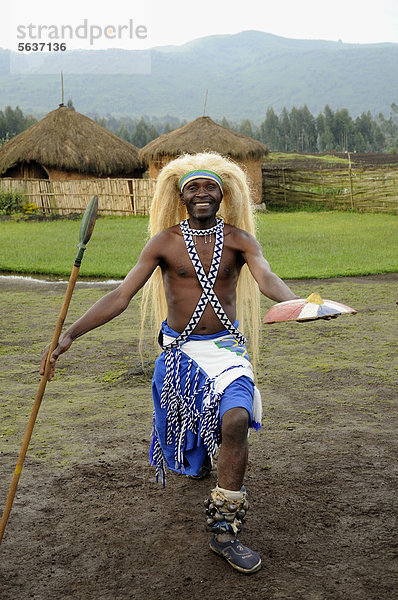 Traditioneller Tänzer bei einer Folklore-Veranstaltung in einem Dorf ehemaliger Jäger bei der Ortschaft Kinigi am Rande des Parc National des Volcans  Ruanda  Afrika