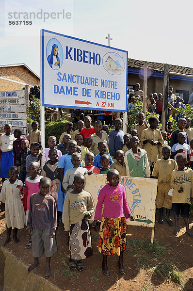 Bunt gekleidete Kinder vor einer Schule nahe Butare  Ruanda  Afrika