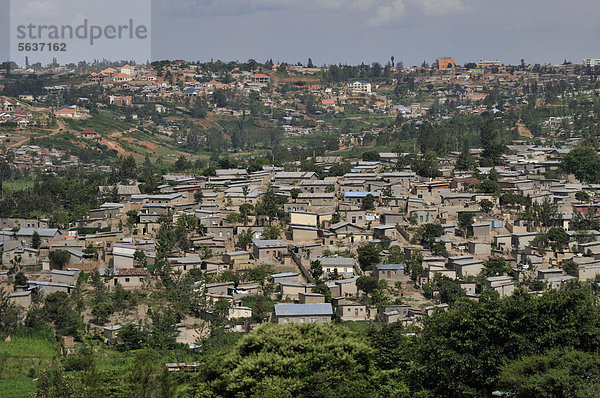 Blick auf die Vorstadtbezirke von Kigali  Ruanda  Afrika