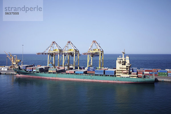 Containerschiff im Hafen von Muskat  Maskat  Oman  Naher Osten  Asien