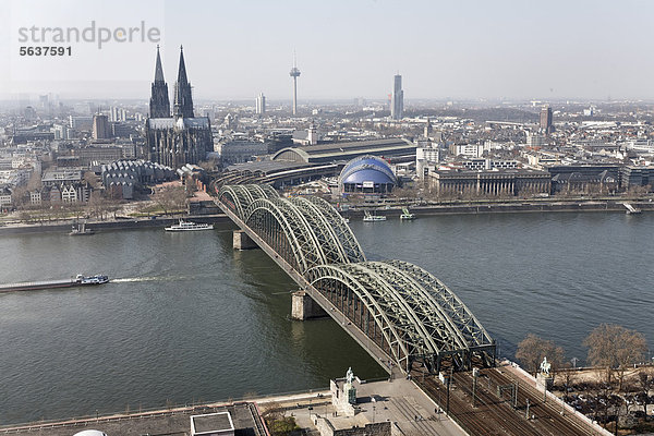 Kölner Dom und Hohenzollernbrücke  Blick vom Kölntriangle  Köln  Nordrhein-Westfalen  Deutschland  Europa