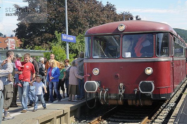 Fahrgäste steigen in den Deutschen Uerdinger Schienenbus im Bahnhof von Bad Laasphe  Kreis Siegen Wittgenstein  Nordrhein-Westfalen  Deutschland  Europa