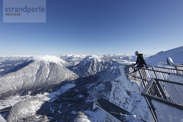 Aussichtsplattform Five Fingers  Blick vom Welterbeblick am Krippenstein über Obertraun und Sarstein  Salzkammergut  Oberösterreich  Österreich  Europa  ÖffentlicherGrund