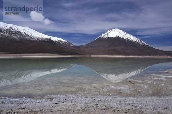 Vulkan Licancabur spiegelt sich in der Laguna verde  bei Uyuni  Altiplano  Dreiländereck Bolivien - Argentinien - Chile  Südamerika