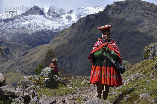 Traditionell gekleidete Indio-Frau in den Anden  bei Cusco  Peru  Südamerika