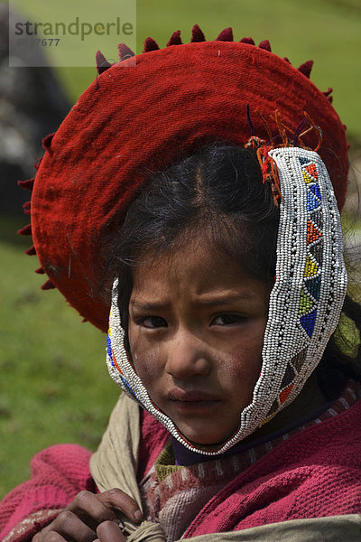 Indiomädchen in farbiger Tracht  bei Cusco  Peru  Südamerika