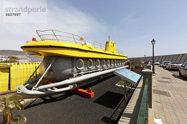 U-Boot für Touristen im Trockendock  Puerto de Mogan  Gran Canaria  Kanarische Inseln  Spanien  Europa  ÖffentlicherGrund