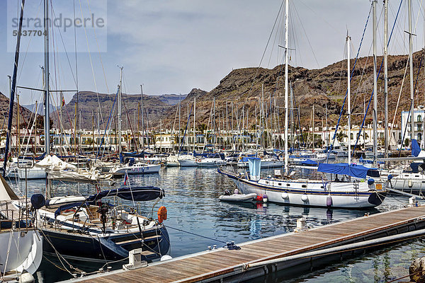 Segelyachten im Hafen  Puerto de Mogan  Gran Canaria  Kanarische Inseln  Spanien  Europa  ÖffentlicherGrund
