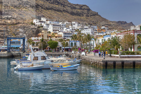 Fischerboote im Hafen  Puerto de Mogan  Gran Canaria  Kanarische Inseln  Spanien  Europa  ÖffentlicherGrund