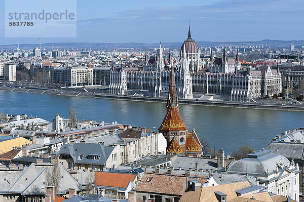Blick auf Donau und Ungarisches Parlament  vom Burgberg aus  Budapest  Ungarn  Europa