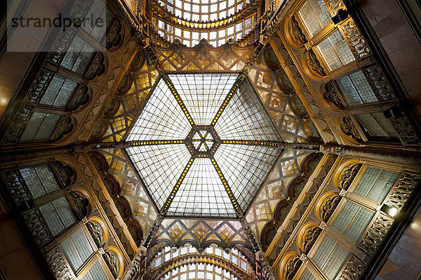 Glasdach  historische Einkaufspassage  Parisi udvar  Budapest  Ungarn  Europa
