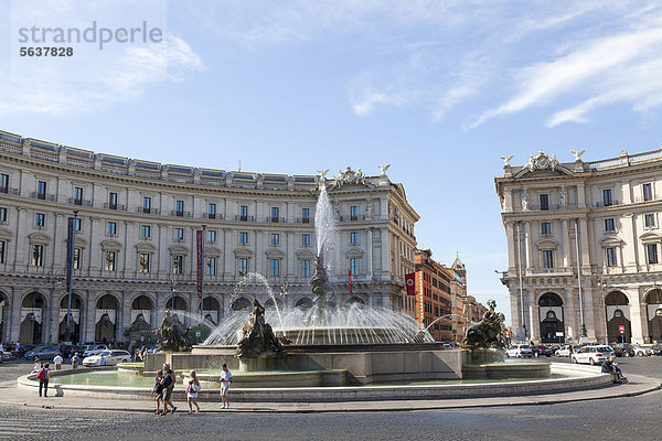 Die Piazza della Repubblica und die Piazza Esedra mit Brunnen  Rom  Latium  Italien  Europa