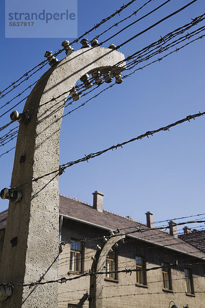 Stacheldrahtzaun und Gebäude im ehemaligen Konzentrationslager Stammlager Auschwitz I  Auschwitz  Polen  Europa