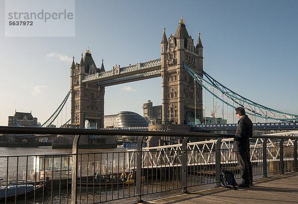 Man betrachtet die Tower Bridge  Themse  Stadtbezirk London Borough of Tower Hamlets  England  Großbritannien  Europa