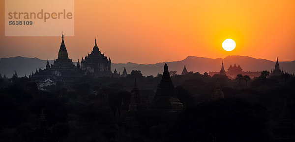Tempel und Pagoden bei Sonnenuntergang in Bagan  Birma  Burma  Myanmar  Südostasien  Asien