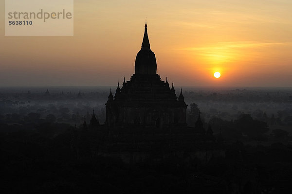 Tempel und Pagoden bei Sonnenaufgang in Bagan  Birma  Burma  Myanmar  Südostasien  Asien