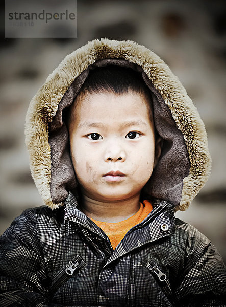 Junge mit Kapuze  Portrait  in Yangon  Birma  Burma  Myanmar  Südostasien  Asien