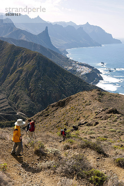 Wanderer oberhalb der Küste von Benijo  Anaga-Gebirge  Anaga  Teneriffa  Nordosten  Kanarische Inseln  Kanaren  Spanien  Europa
