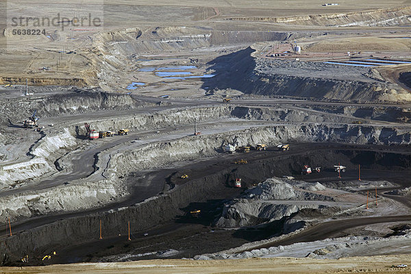 Luftaufnahme eines Kohlebergwerks im Tagebau im Powder River Basin  der größten Kohle-Bergbauregion der Vereinigten Staaten  Gillette  Wyoming  USA