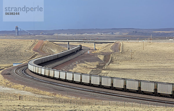 Ein leerer Zug nähert sich der Verladeanlage  Kohlebergwerk im Tagebau im Powder River Basin  der größten Kohle-Bergbauregion der Vereinigten Staaten  Gillette  Wyoming  USA