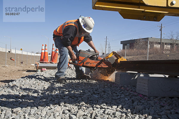 Arbeiter bei der Konstruktion einer Stadtbahn  die Denver mit den westlichen Vororten verbinden soll  Lakewood  Colorado  USA