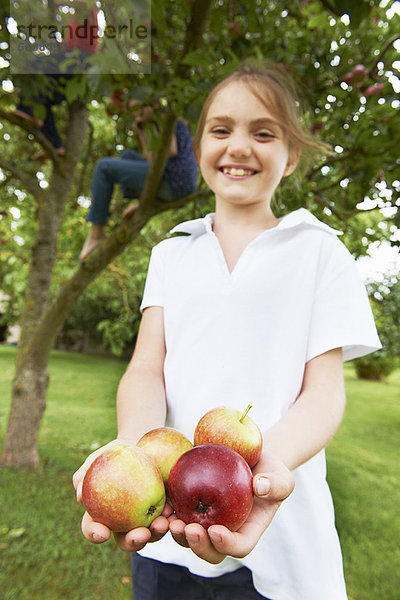 Außenaufnahme  lächeln  Frucht  halten  Mädchen  freie Natur