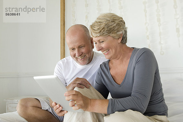 Älteres Paar mit Tablet-Computer