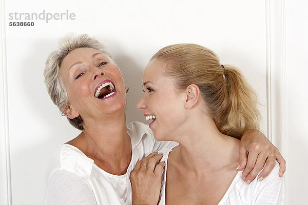 Mutter und Tochter lachen zusammen.
